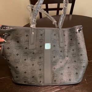 Authentic New  Liz Medium Bag🎉Friday Sale🎉